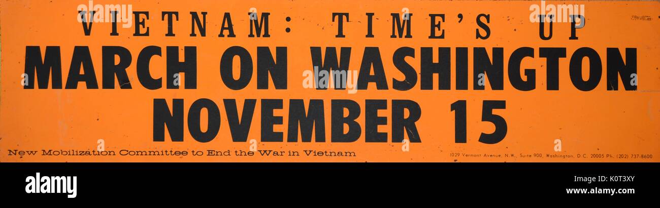 Il Vietnam, volte fino, anti guerra del Vietnam paraurti adesivo con testo nero su sfondo arancione annunciando un marzo su Washington, DC dal nuovo comitato di mobilitazione per la fine della guerra in Vietnam, 1969. Foto Stock