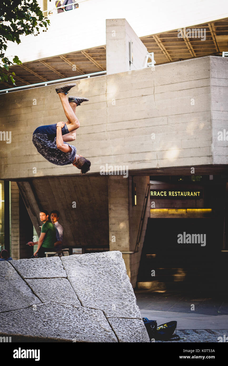 Parkour mostra a South Bank di Londra. 2016. Formato verticale. Foto Stock