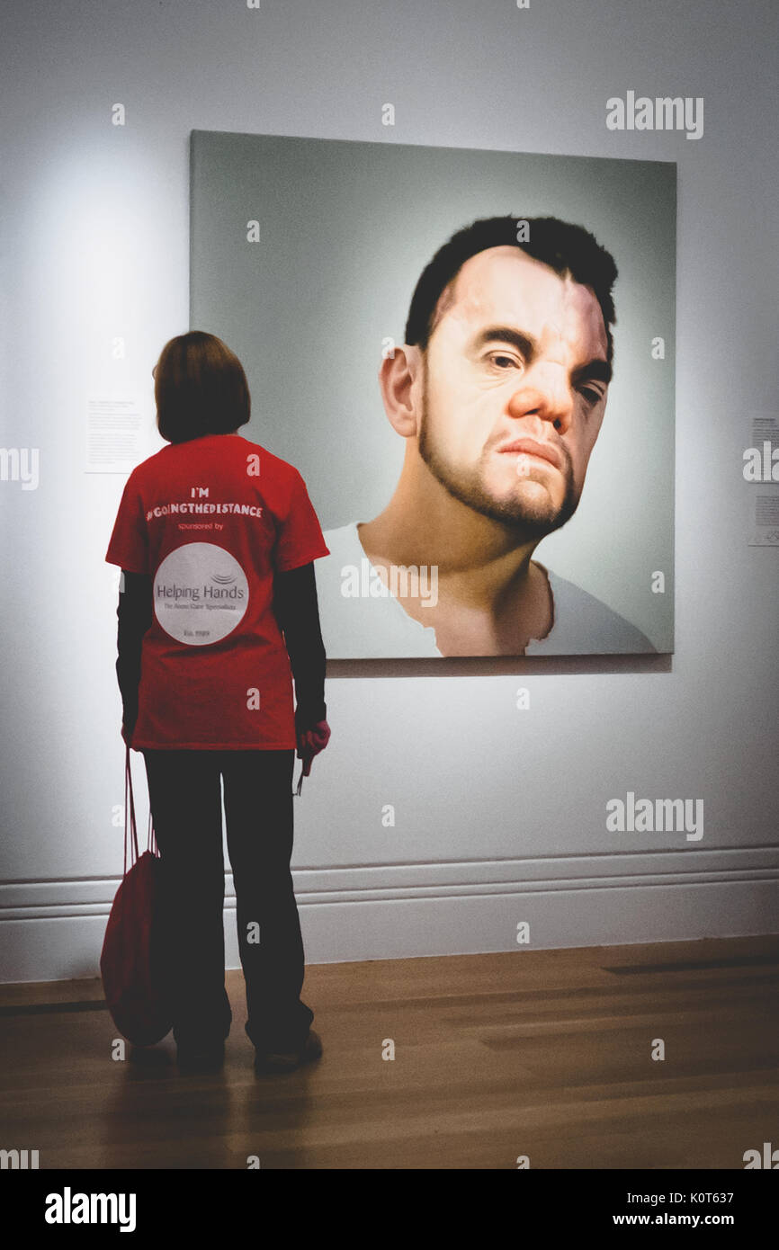 Un visitatore alla National Portrait Gallery di Londra (UK). Luglio 2017. Formato verticale. Foto Stock