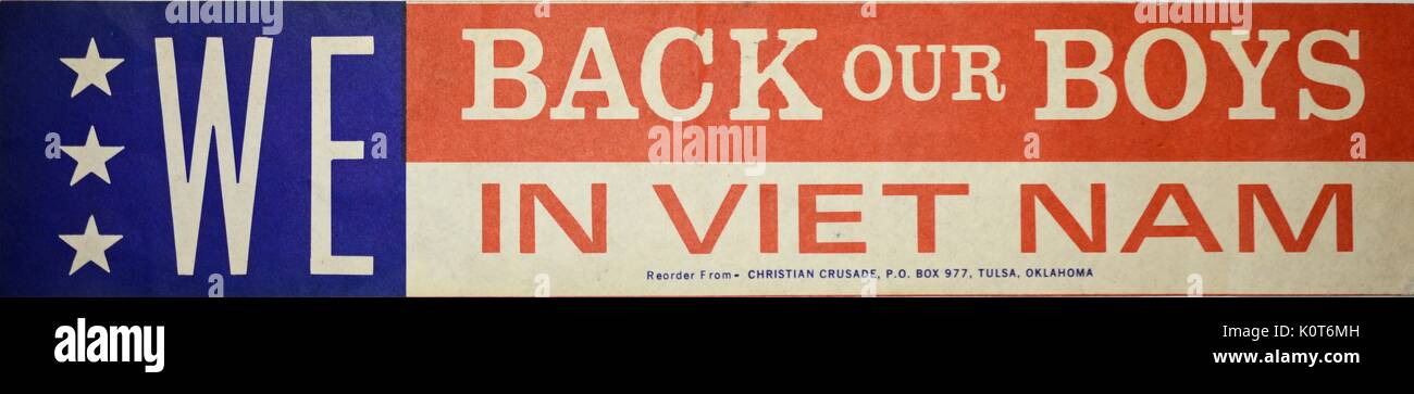 Un pro-guerra del Vietnam bumpersticker che contiene tre stelle bianche e dei colori di sfondo di rosso, bianco e blu, con il testo che recita "sosteniamo i nostri ragazzi in Vietnam", 1968. Foto Stock