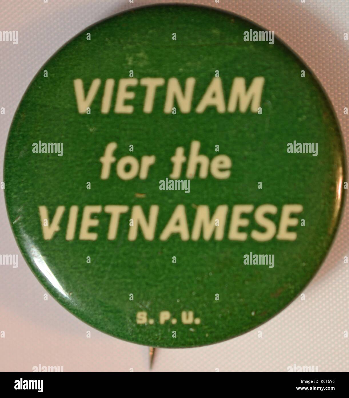Un anti-guerra del Vietnam protesta perno con uno sfondo verde che caratteristiche off-white scritte che recita "Vietnam per il vietnamita', è stata prodotta dallo studente la pace europea. 1970. Foto Stock