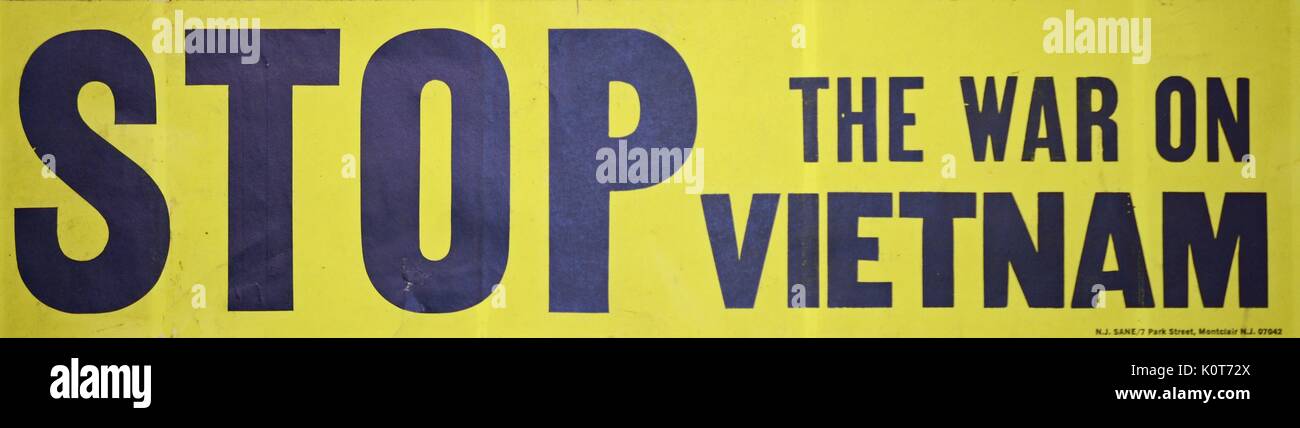 Un anti-guerra del Vietnam bumpersticker che ha uno sfondo giallo e dispone il testo 'Stop contro la guerra in Vietnam", 1968. Foto Stock