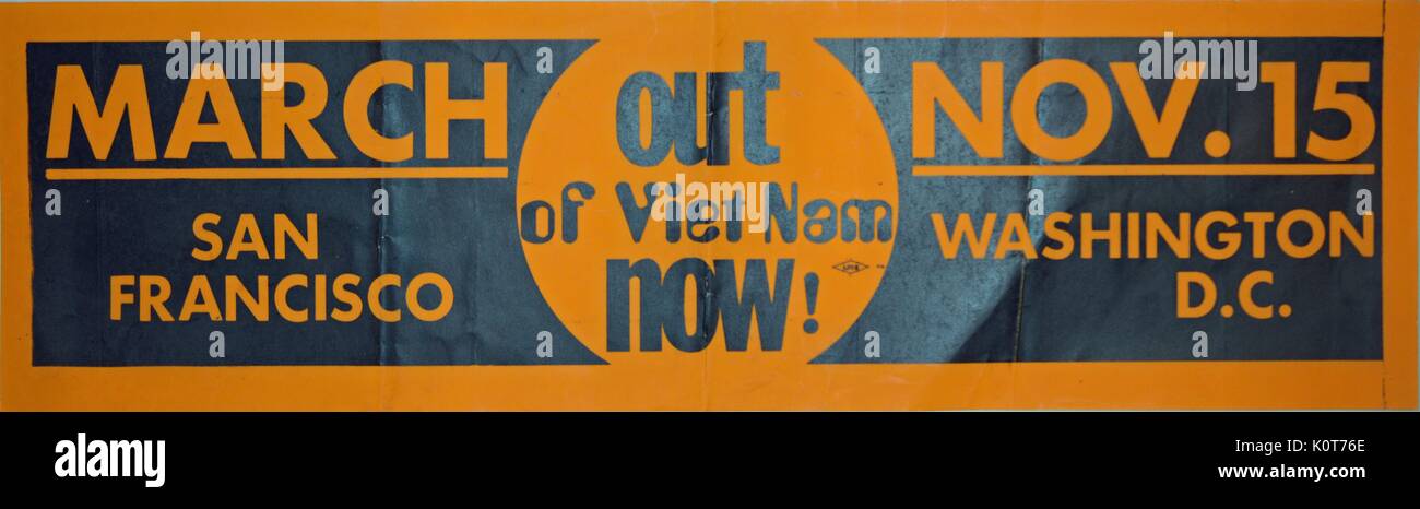 Un bumpersticker che legge 'Marco al di fuori del Vietnam adesso' che annuncia una grande manifestazione a San Francisco in California e Washington D.C. il 15 novembre 1969, un importo stimato in 250, 000 manifestanti hanno partecipato a San Francisco e 500, 000 in Washington D.C, novembre 1969. Foto Stock