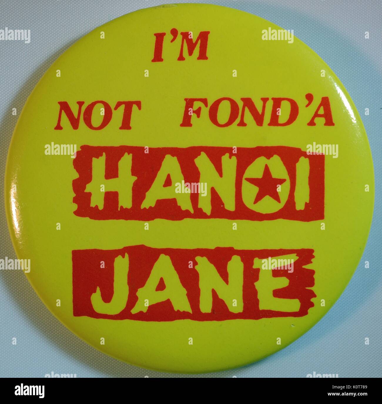 Una guerra del Vietnam era protestare contro il pin che recita "io non sono appassionato a Hanoi Jane', è stato creato come reazione a un'attrice americana Jane Fonda la visita con forze opposte durante la Guerra del Vietnam, 1968. Foto Stock