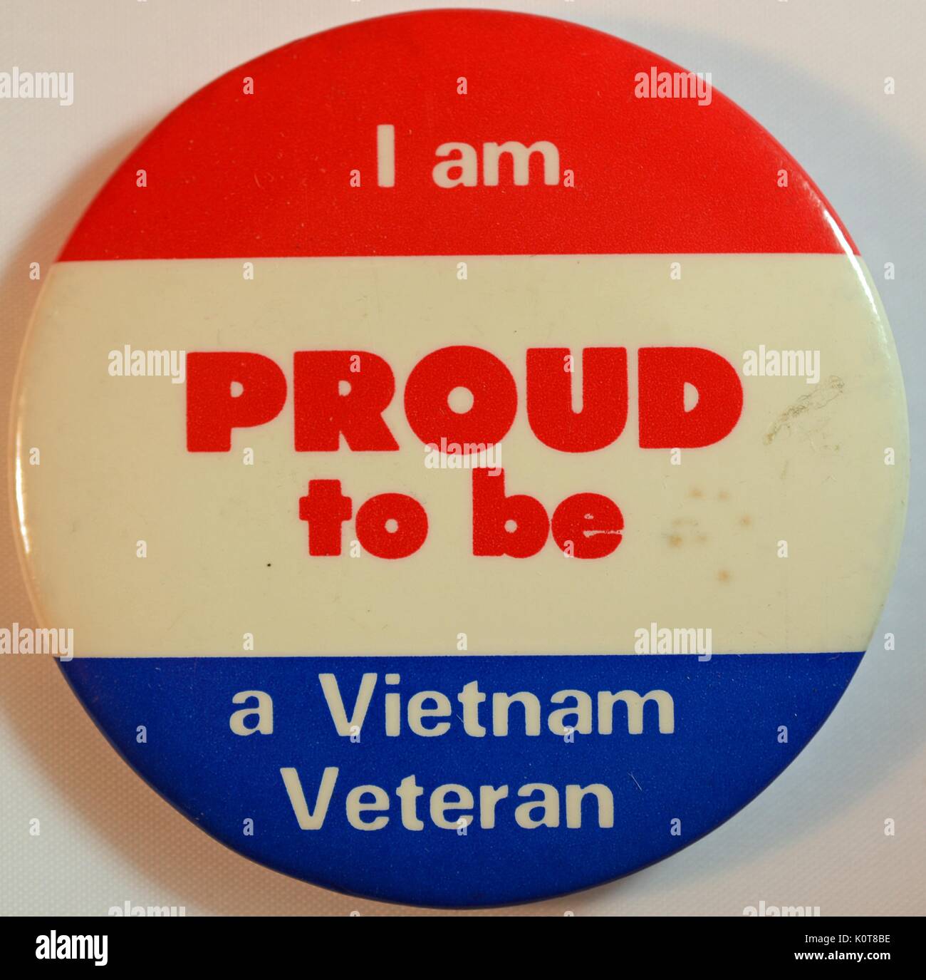 Un perno che supporta lo sforzo di guerra in Vietnam contiene il testo "io sono orgoglioso di essere un veterano del Vietnam', lo sfondo è bianco e rosso e blu, 1968. Foto Stock
