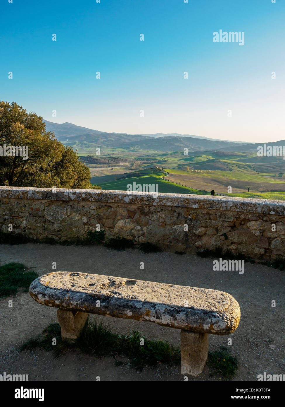 Val d'Orcia paesaggio al tramonto dalla cittadina di Pienza (Siena). L'Italia, 2017. Formato verticale. Foto Stock