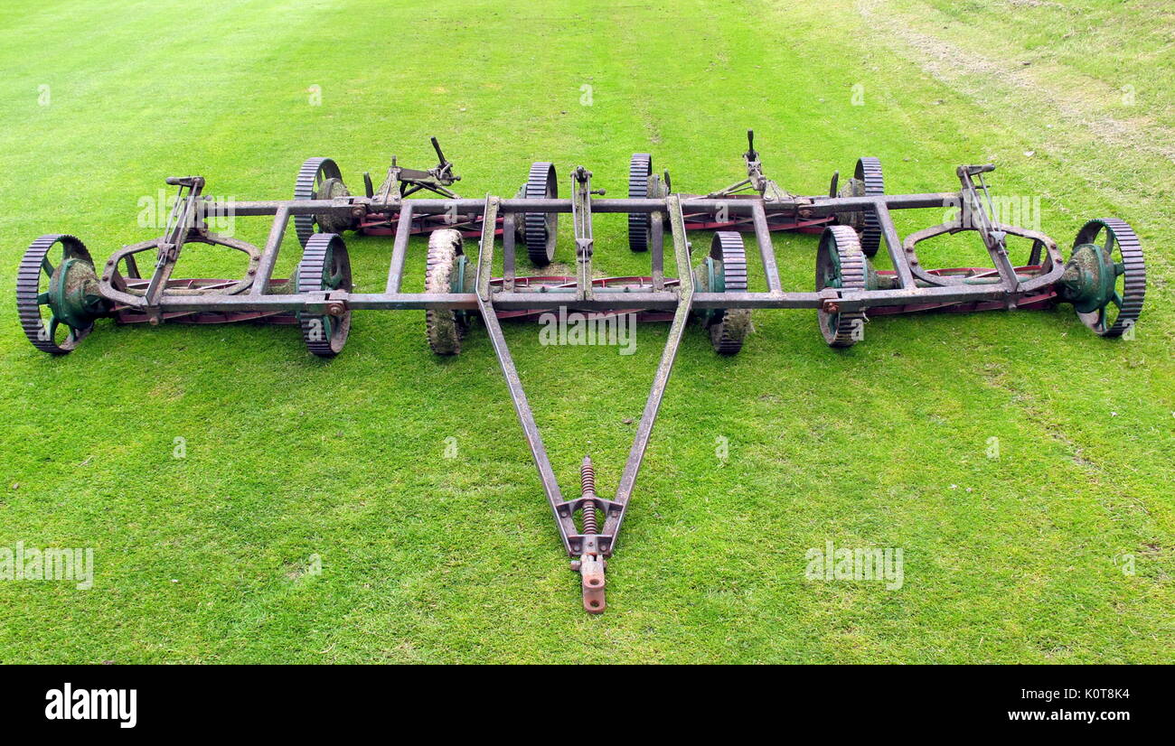 Vintage tosaerba trattore lame di taglio erba verde passo hamilton crescent cricket ground Glasgow, Scozia calcio storico ubicazione Foto Stock