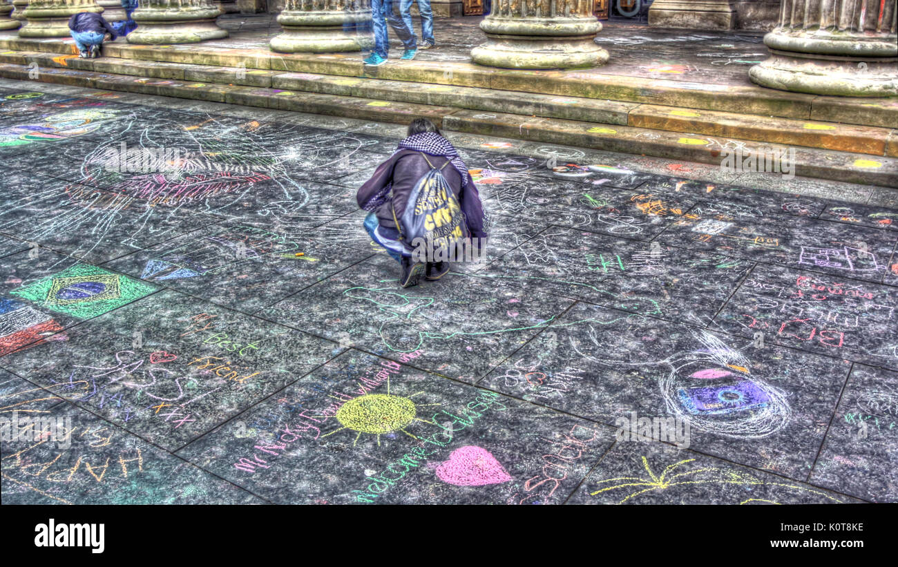 Creative glasgow museum di arte moderna colorata colorata chalk art project sul marciapiede di asfalto stradale bambini adulti graffiti scarabocchi Foto Stock