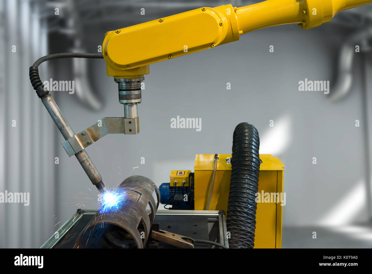 L'industria 4.0 concetto tecnologico. Automatizzare wireless macchina di saldatura braccio di robot in smart factory. Foto Stock