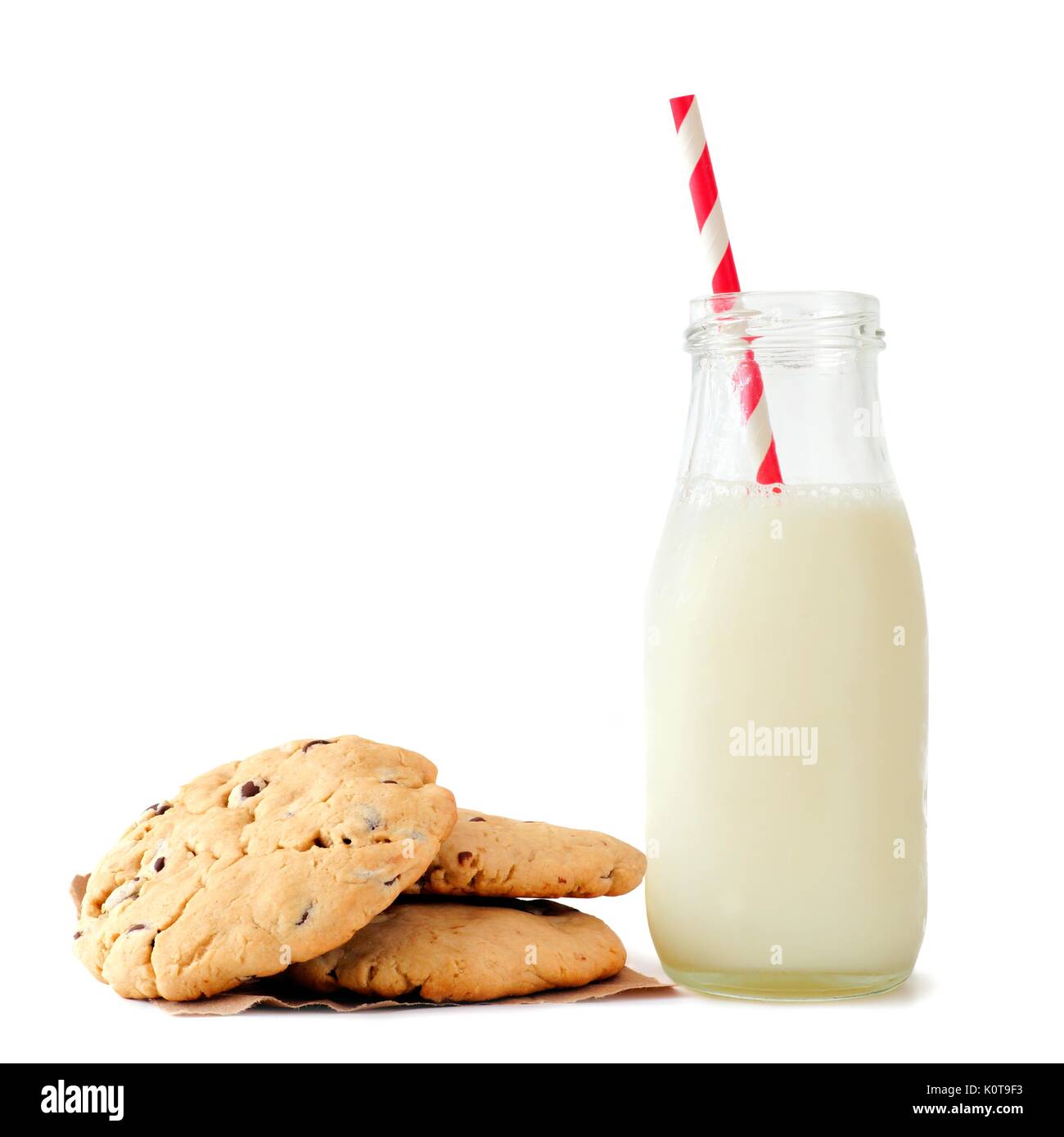 Latte in bottiglia tradizionale con biscotti con scaglie di cioccolato isolato su sfondo bianco Foto Stock
