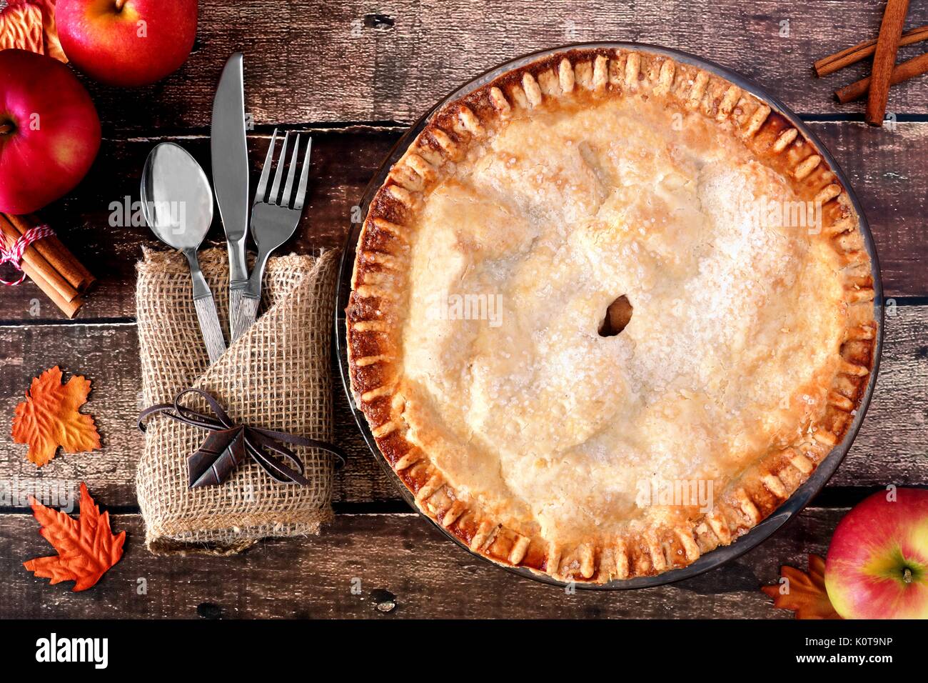 Autunno apple pie, overhead tabella scena su un rustico sfondo di legno Foto Stock