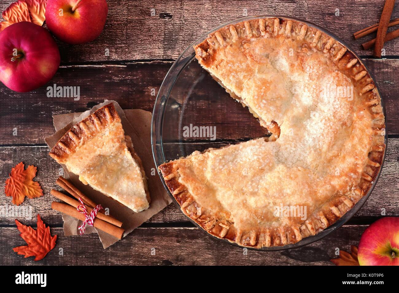 In autunno la torta di mele, overhead tabella in scena con la fetta tagliata su legno rustico Foto Stock