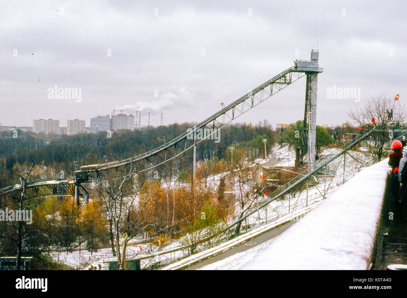 Vista a est del salto con gli sci all'interno del parco delle colline di Sparrow (ex colline di Lenin), situato su un ripido argine sopra un'ansa del fiume Mosca, a Mosca, Russia sovietica, URSS, novembre 1973. Foto Stock