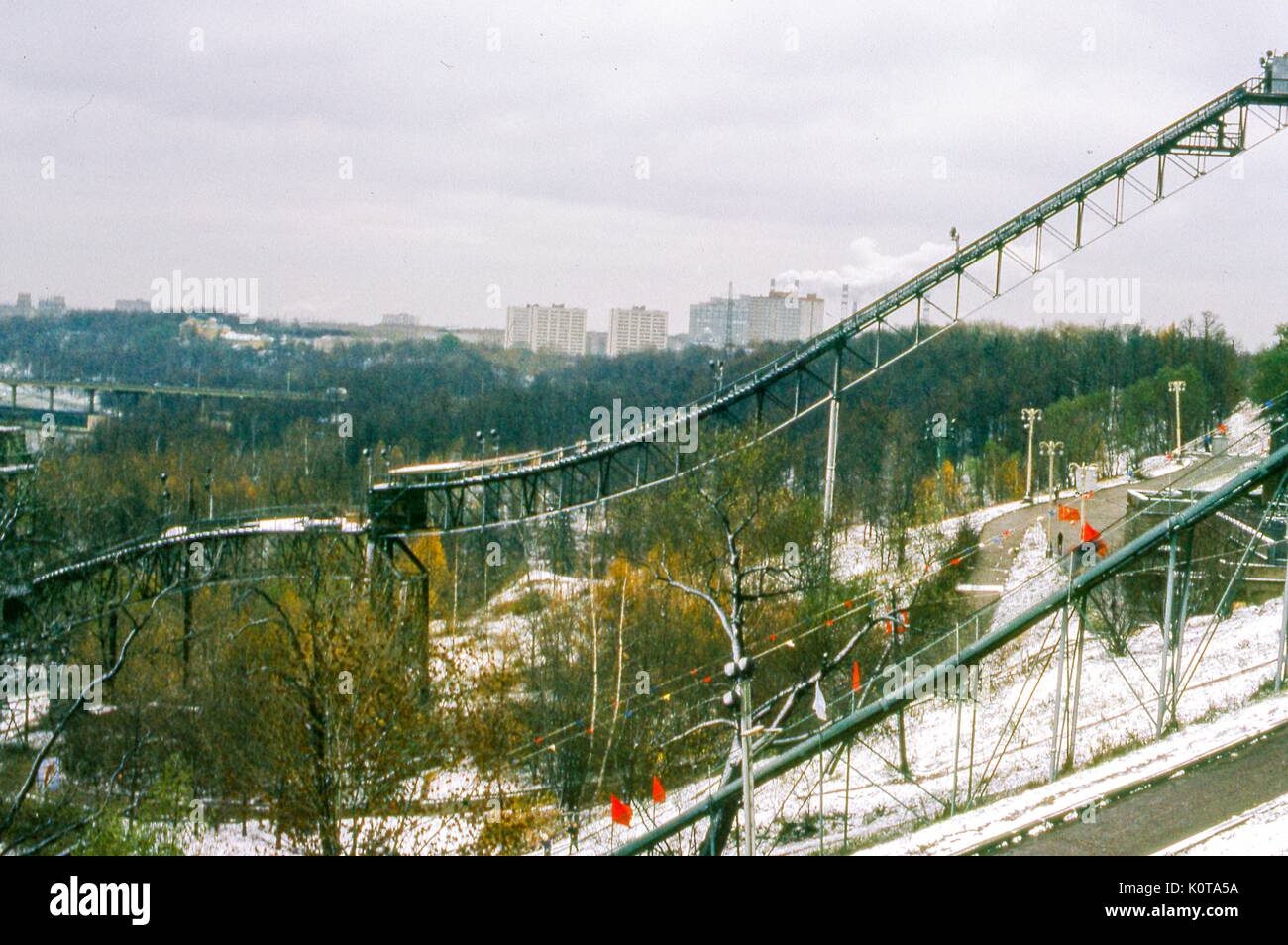 Vista a est del salto con gli sci all'interno del parco delle colline Sparrow (ex Stalin Hills), situato su un ripido argine sopra un'ansa del fiume Mosca, a Mosca, Russia, Unione Sovietica, URSS, novembre 1973. Foto Stock