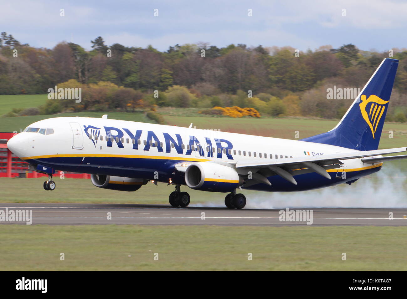 EI-EBF, un Boeing 737-8come operati da Ryanair, a Prestwick International Airport in Ayrshire. Foto Stock