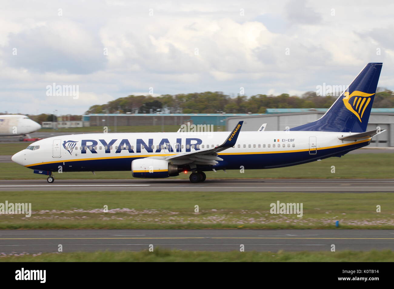 EI-EBF, un Boeing 737-8come operati da Ryanair, a Prestwick International Airport in Ayrshire. Foto Stock