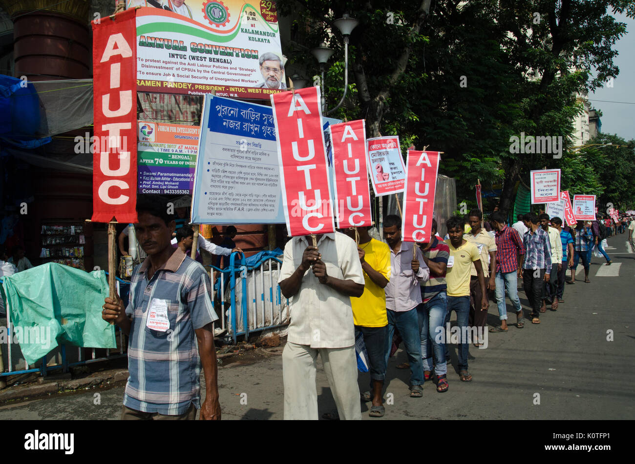 Sara Bangla Motor Van Chalok europea membri, sotto AIUTUC ha organizzato una manifestazione di protesta pacifica rally e archiviato un sette volte esige deputazione per il Bengala Occidentale del ministro del Lavoro, il 23 agosto 2017 in Kolkata, Bengala occidentale. (Foto di Avijit Ghosh / Pacific Stampa) Foto Stock