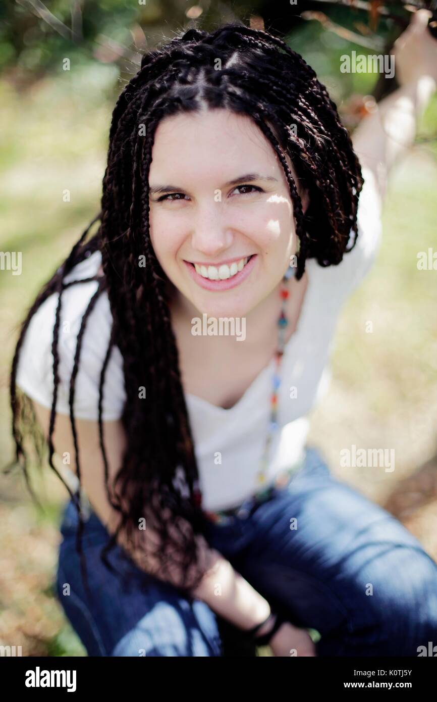 Giovane donna con capelli rasta Foto stock - Alamy