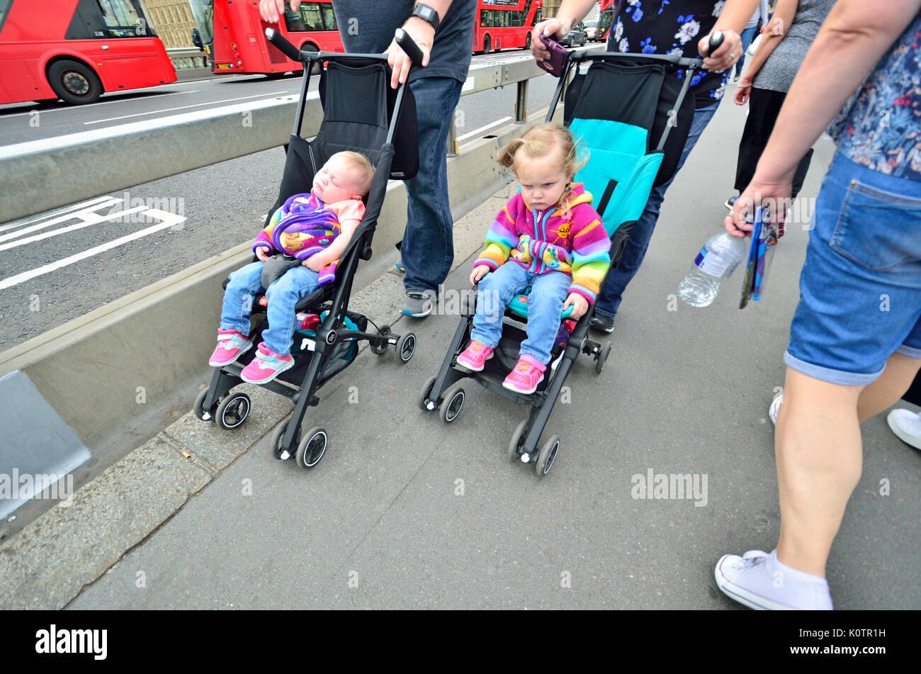 Londra, Inghilterra, Regno Unito. Burbero bambino in un puschair [nessun modello di rilascio] Foto Stock