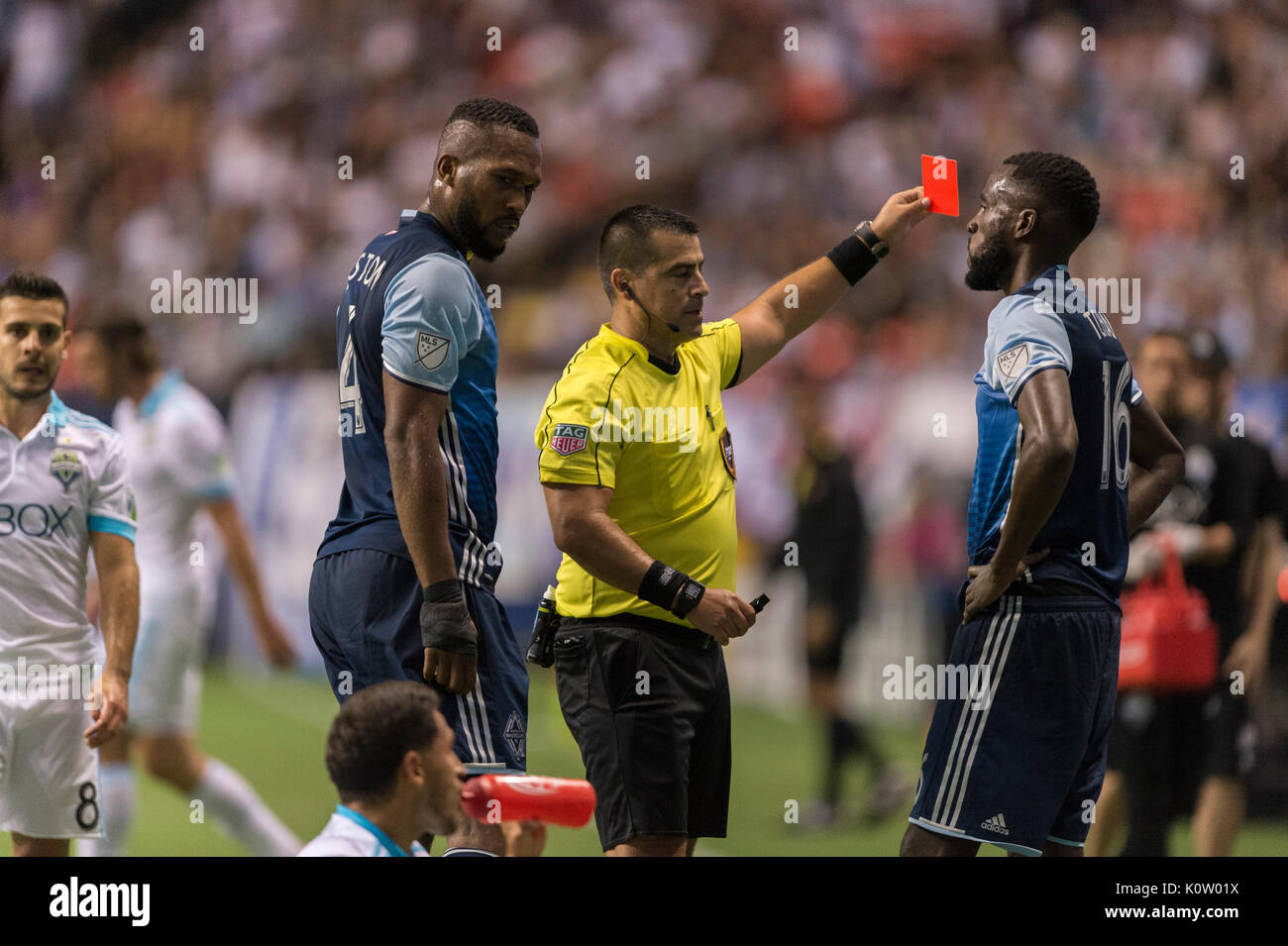 Vancouver, Canada. 23 Ago, 2017. Tony Tchani (16) di Vancouver Whitecaps (R) viene espulso dal gioco dopo aver ricevuto un cartellino rosso da arbitro Richardo Salazar. Il gioco termina in una cravatta 1-1, con obiettivi da Nicolas Lodeiro (10) di Seattle, sirene e Fredy Montero (12) di Vancouver Whitecaps Vancouver Whitecaps vs Seattle sirene, BC Place Stadium. Credito: Gerry Rousseau/Alamy Live News Foto Stock