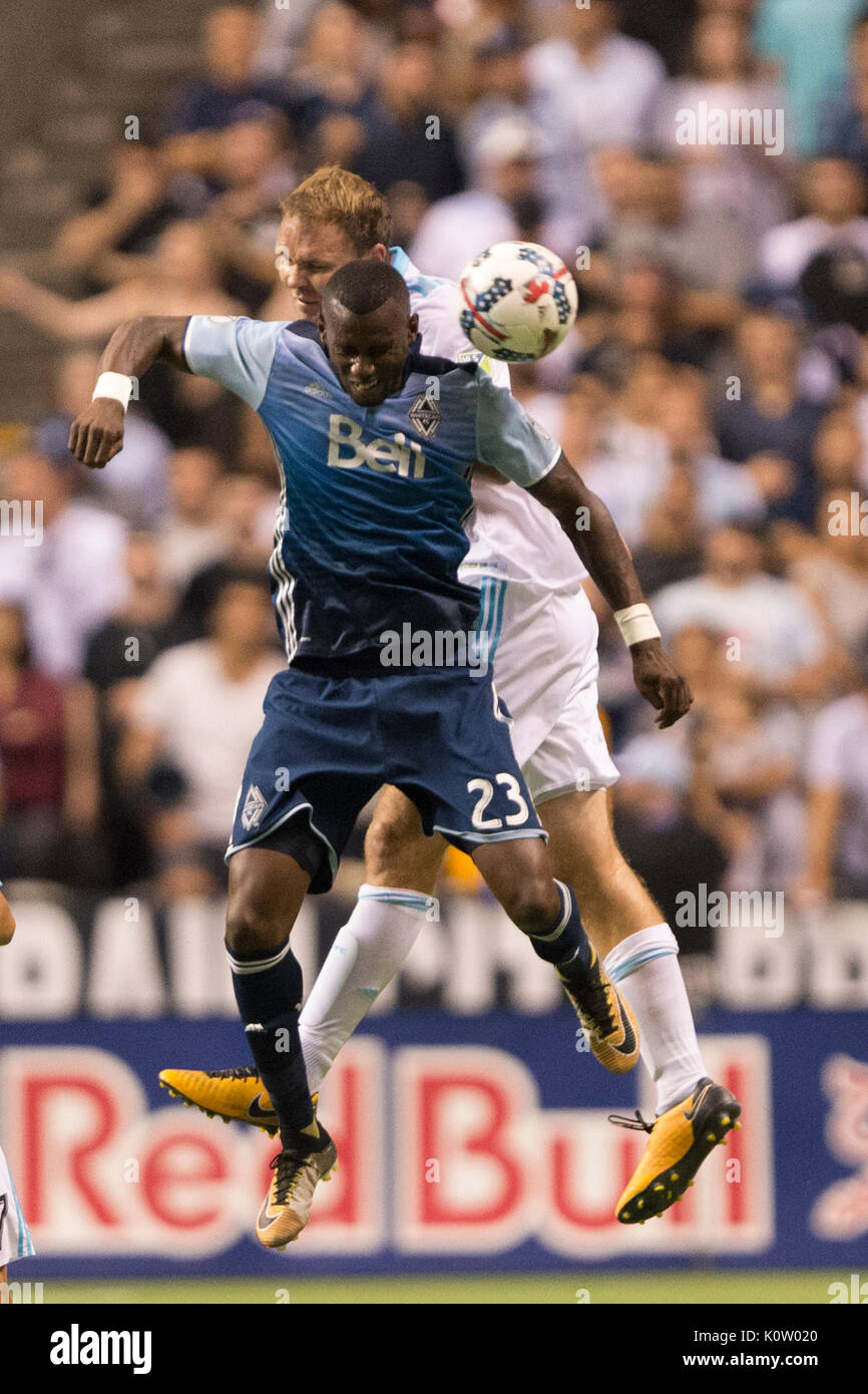 Vancouver, Canada. 23 Ago, 2017. Bernie Ibini-Isei (23) di Vancouver Whitecaps e Chad Marshall (14) di Seattle sirene, saltando per la palla. Il gioco termina in una cravatta 1-1, con obiettivi da Nicolas Lodeiro (10) di Seattle, sirene e Fredy Montero (12) di Vancouver Whitecaps Vancouver Whitecaps vs Seattle sirene, BC Place Stadium. Credito: Gerry Rousseau/Alamy Live News Foto Stock