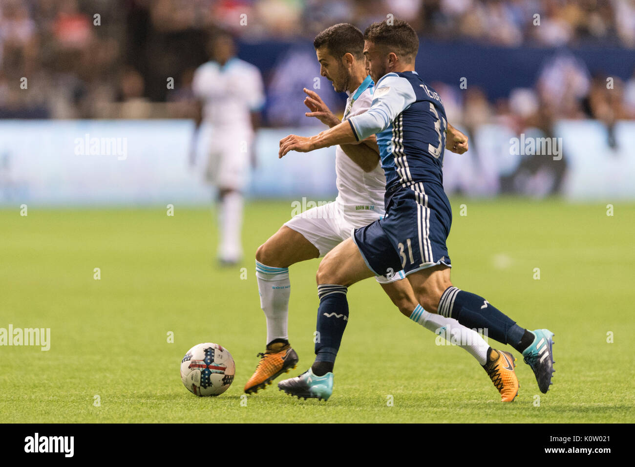 Vancouver, Canada. 23 Ago, 2017. Russell Teibert (31) di Vancouver Whitecaps, stimolante (10) di Seattle sirene. Il gioco termina in una cravatta 1-1, con obiettivi da Nicolas Lodeiro (10) di Seattle, sirene e Fredy Montero (12) di Vancouver Whitecaps Vancouver Whitecaps vs Seattle sirene, BC Place Stadium. Credito: Gerry Rousseau/Alamy Live News Foto Stock