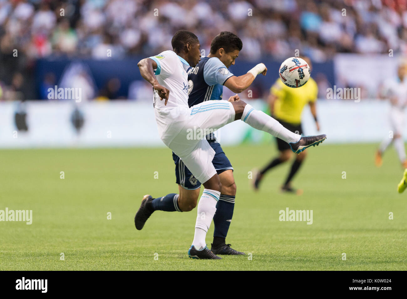 Vancouver, Canada. 23 Ago, 2017. Kelvin Leerdam di Seattle sirene (L), il tentativo di calciare la palla lontano da Fredy Montero (12) di Vancouver Whitecaps. Il gioco termina in una cravatta 1-1, con obiettivi da Nicolas Lodeiro (10) di Seattle, sirene e Fredy Montero (12) di Vancouver Whitecaps Vancouver Whitecaps vs Seattle sirene, BC Place Stadium. Credito: Gerry Rousseau/Alamy Live News Foto Stock