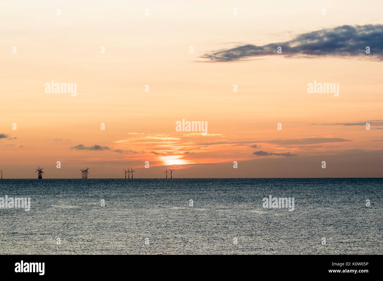 Alba Cielo Arancione Sul Mare Canale In Inglese Con Thanet Offshore Wind Farm All Orizzonte Righe Di Turbine Foto Stock Alamy