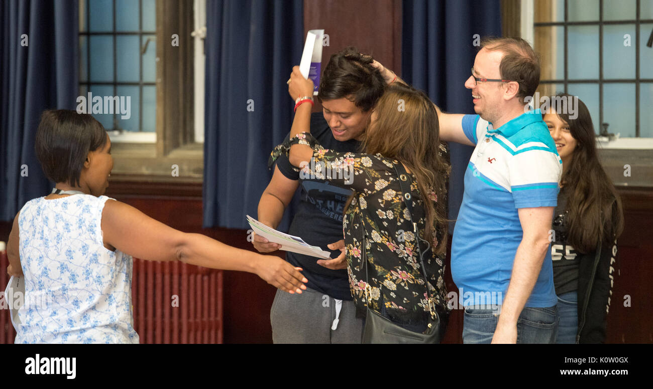 Brentwood, Regno Unito. 24 Ago, 2017. Gli studenti ricevono il loro livello GCSE risultati a Brentwood County alta, Brentwood, Essex, Credito: Ian Davidson/Alamy Live News Foto Stock