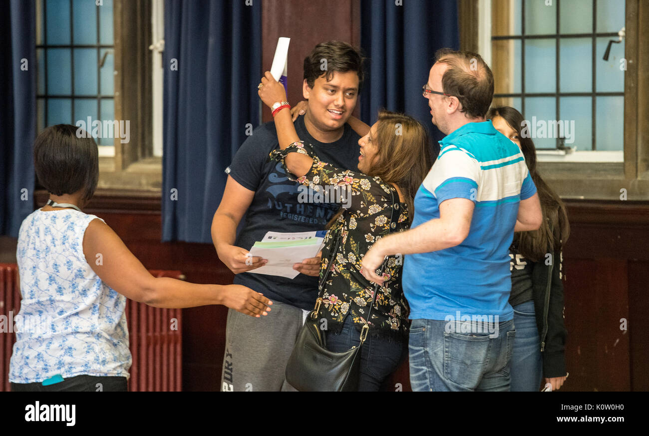 Brentwood, Regno Unito. 24 Ago, 2017. Gli studenti ricevono il loro livello GCSE risultati a Brentwood County alta, Brentwood, Essex, Credito: Ian Davidson/Alamy Live News Foto Stock