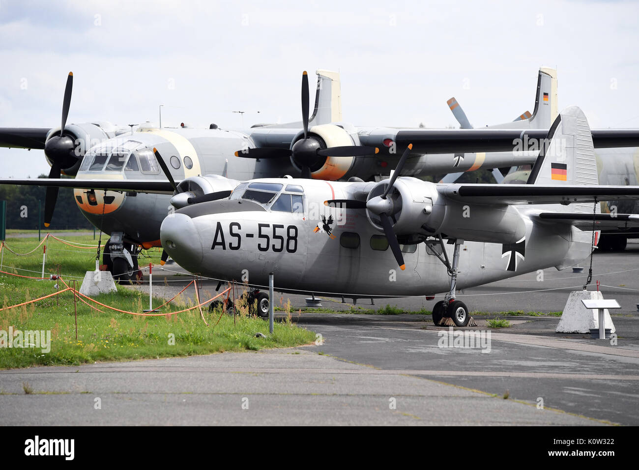 Diversi piani storici sono esposti sul campo di aviazione Berlin-Gatow ramo della Bundeswehr Museo di Storia Militare a Berlino, Germania, 18 agosto 2017. Foto: Maurizio Gambarini/dpa Foto Stock