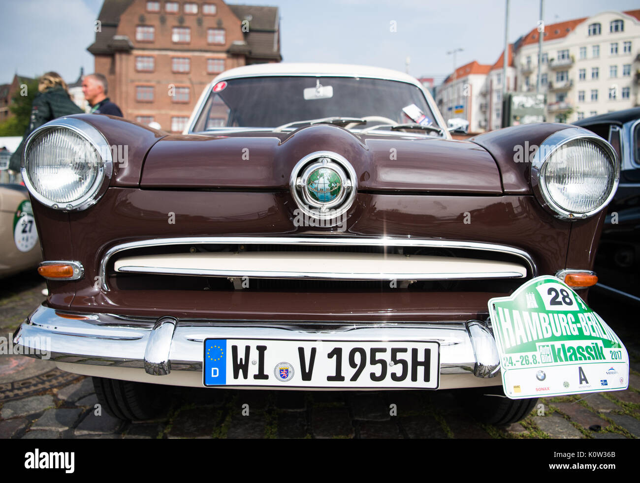 Amburgo, Germania. 24 Ago, 2017. Una Ford Taunus 15M, costruita nel 1955, è in piedi all'inizio dell'annata Hamburg-Berlin auto Rallye ad Amburgo, Germania, 24 agosto 2017. Circa 180 auto d'epoca ha iniziato il Rallye di oggi. Foto: Christophe Gateau/dpa/Alamy Live News Foto Stock