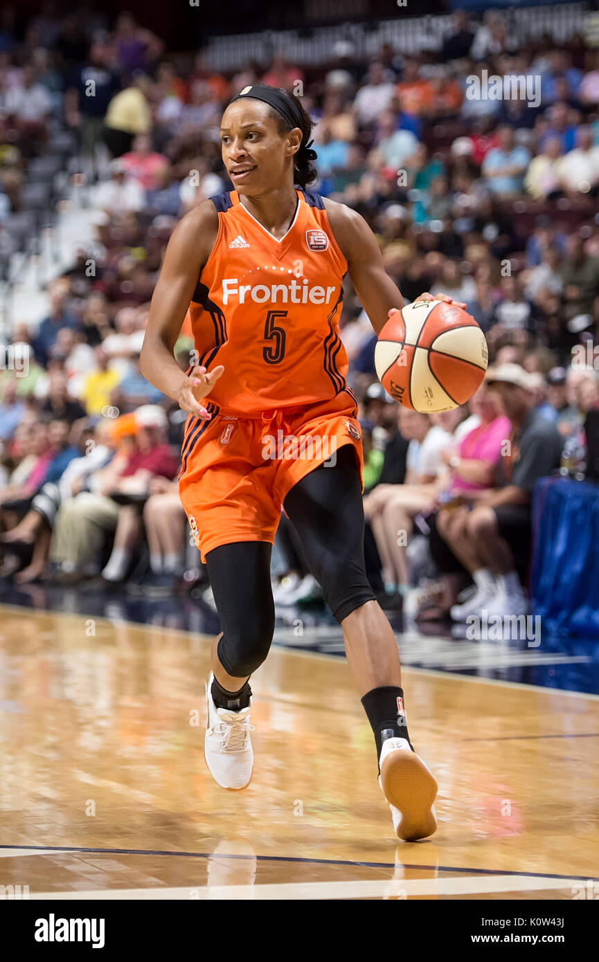 Uncasville, Connecticut, Stati Uniti d'America. 23 Agosto, 2017. Connecticut Sun guard Jasmine Thomas (5) durante la WNBA pallacanestro tra le ali di Dallas e il Connecticut Sun a Mohegan Sun Arena. Connecticut sconfitto Dallas 93-87. Chris Poss Alamy/Live News Foto Stock