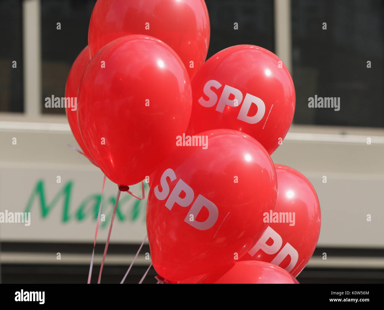 Essen, Germania. 24 Ago, 2017. Palloncini rossi dei socialdemocratici durante una campagna di rally. Credito: Juergen schwarz/Alamy Live News Foto Stock