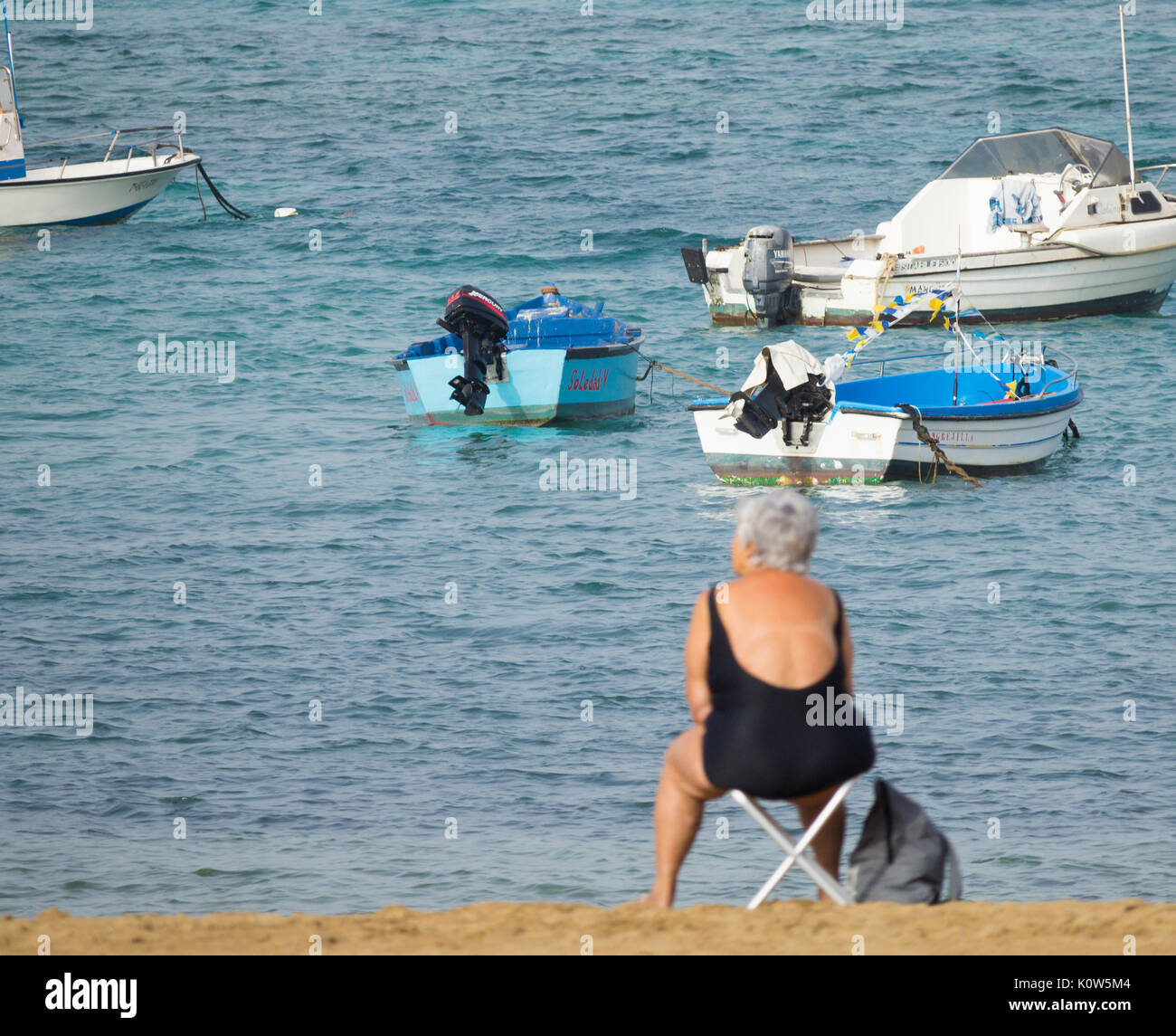 Las Palmas de Gran Canaria, Isole Canarie, Spagna. Il 25 agosto, 2017. Meteo: Gran Canaria - una popolare destinazione per molti DAL REGNO UNITO - è stato il luogo più caldo in Spagna questa settimana, con temperature di colpire 40 gradi Celsius, più elevati in alcuni villaggi di montagna. Stato di massima allerta avvertenze per la salute e la foresta di rischi di incendio sono state rilasciate. Nella foto: Mantenere la freddezza anche sulla spiaggia cittadina del venerdì mattina. Credito: ALAN DAWSON/Alamy Live News Foto Stock