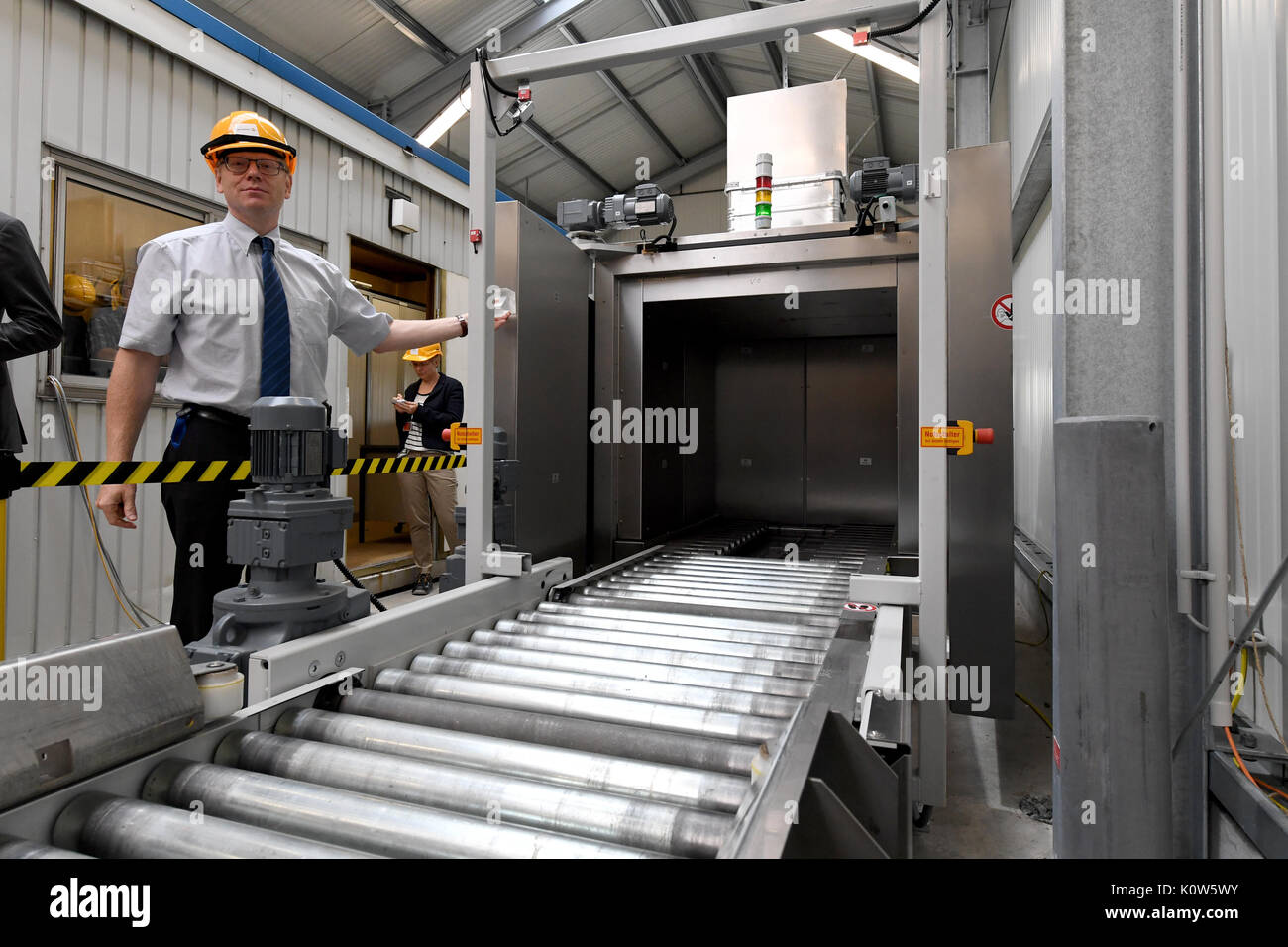 Georg Bacmeister, Capo della Divisione di smaltimento, stando in piedi in un libero-sistema permanente per il materiale che conduce all'esterno dell'Brunsbuttel centrale nucleare a Brunsbuttel, Germania, 22 agosto 2017. La pianta dell'operatore - Vattenfall - annunciato qui la pianta di potere è lo smantellamento. Dopo numerosi incidenti, il reattore è stato spento la griglia dal 2007. L'operatore le stime tra dieci e quindici anni per il completo smantellamento del reattore nucleare. Foto: Carsten Rehder/dpa Foto Stock