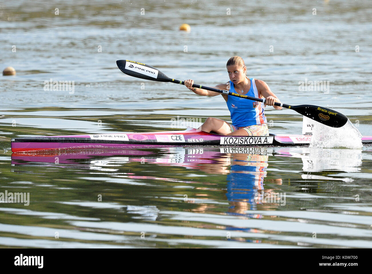 Anna Koziskova della Repubblica ceca ha vinto il 2017 ICF Canoe Sprint Campionati del Mondo K1 donne 1000m semifinale gara di Racice, Repubblica ceca, 25 agosto 2017. (CTK foto/Katerina Sulova) Foto Stock