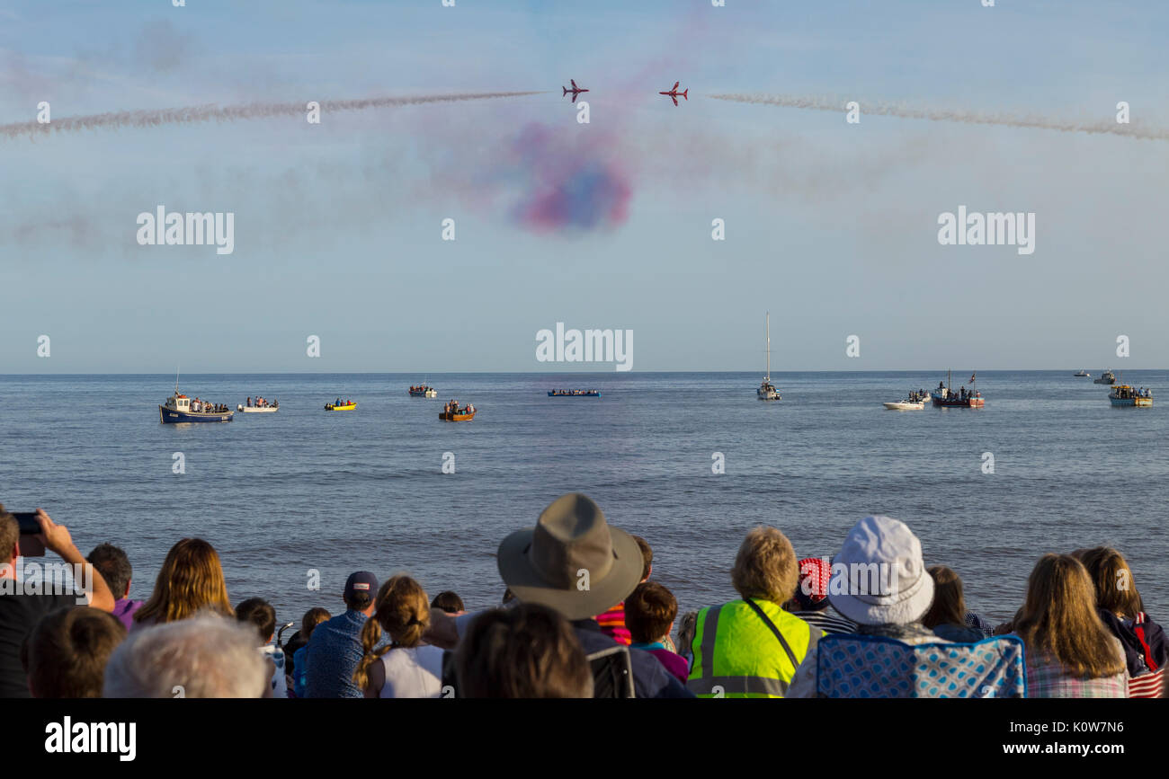 La folla si impacchera sulla spiaggia in una serata gloriosa per la visualizzazione delle frecce rosse, che segnala l'inizio della regata di Sidmouth. Foto Stock