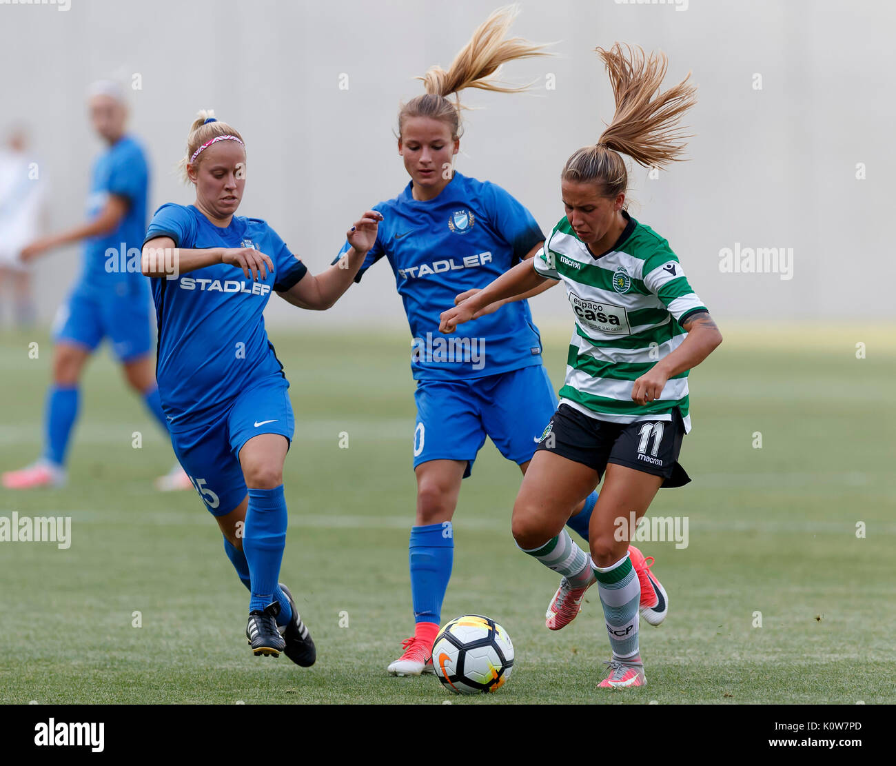 Budapest, Ungheria. Il 25 agosto, 2017. Tatiana Pinto #11 di Sporting CP compete per la sfera con Diana Csanyi (R2) di MTK Hungaria FC e Zsuzsanna Szabo (L) di MTK Hungaria FC durante il femminile UEFA Champions League match di qualificazione tra Sporting CP e la MTK Hungaria FC a Nandor Hidegkuti Stadium il 25 agosto 2017 a Budapest, Ungheria. Credito: Laszlo Szirtesi/Alamy Live News Foto Stock