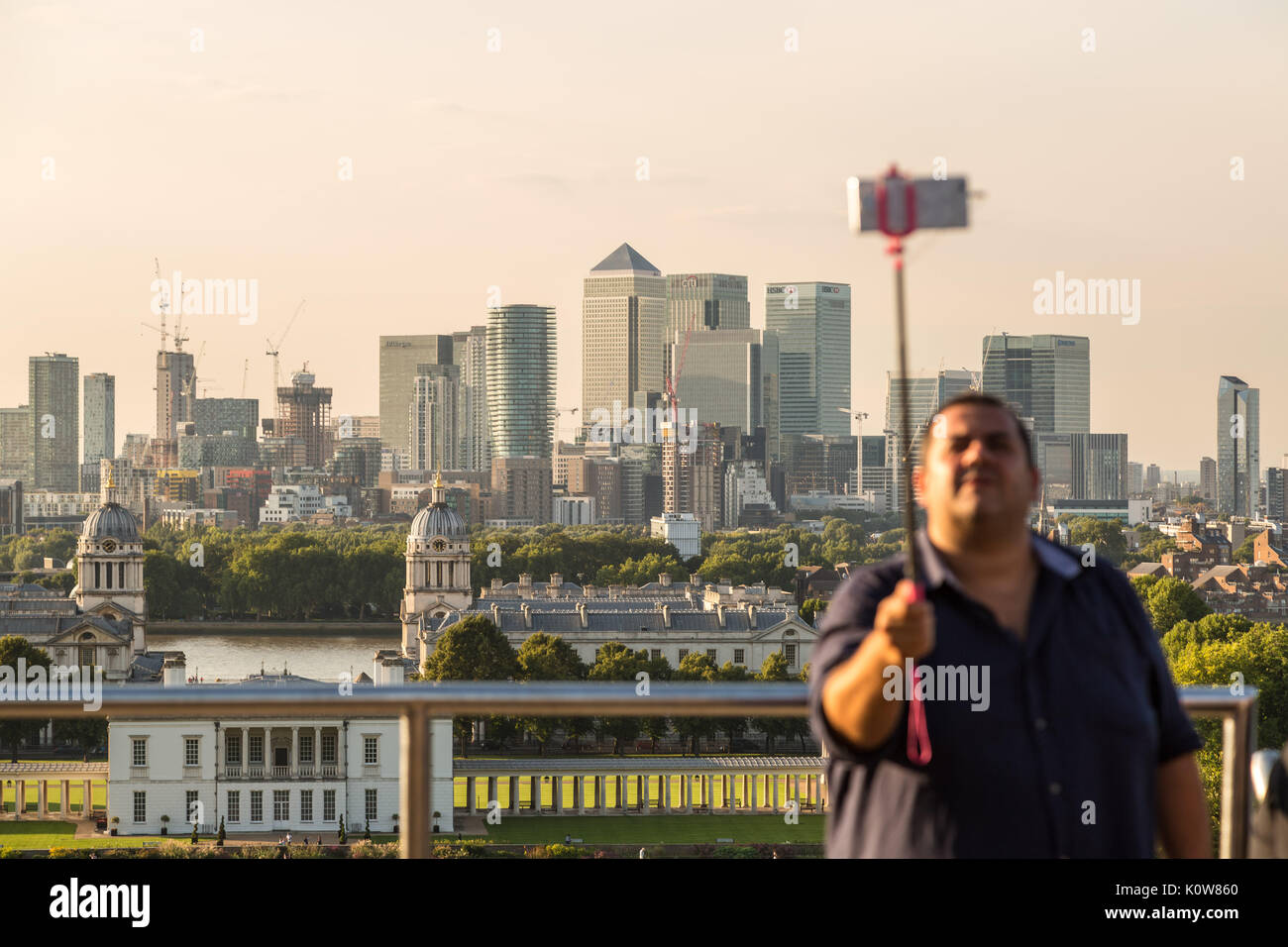 Londra, Regno Unito. Il 25 agosto, 2017.UK Meteo: i turisti e i locali di scattare foto e telefono selfies dalla sommità del Greenwich Park durante un caldo tramonto di sera. Credito: Guy Corbishley/Alamy Live News Foto Stock