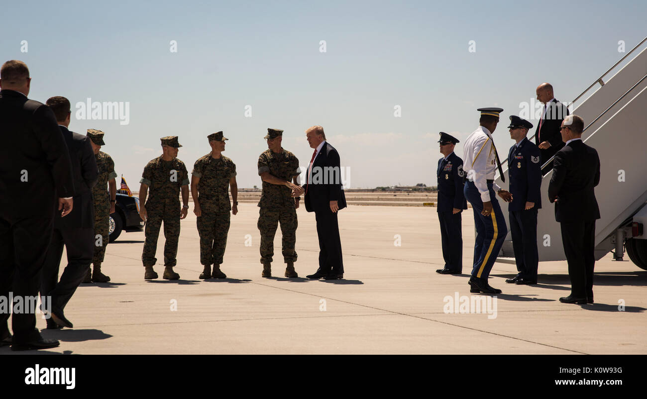 Stati Uniti Presidente Trump saluta gli ufficiali del comando di Marine Corps Air Station (ICM) Yuma, Ariz., Marine di test e valutazione di uno squadrone, Marine Aviation di armi e tattiche di uno squadrone e Marine Aircraft Group 13 sul flightline Agosto 22, 2017. Presidente Trump ha visitato gli ICM Yuma per interagire con Marines, i marinai e le loro famiglie sulla stazione. (U.S. Marine Corps foto scattata dal Lance Cpl. Christian Cachola) Foto Stock