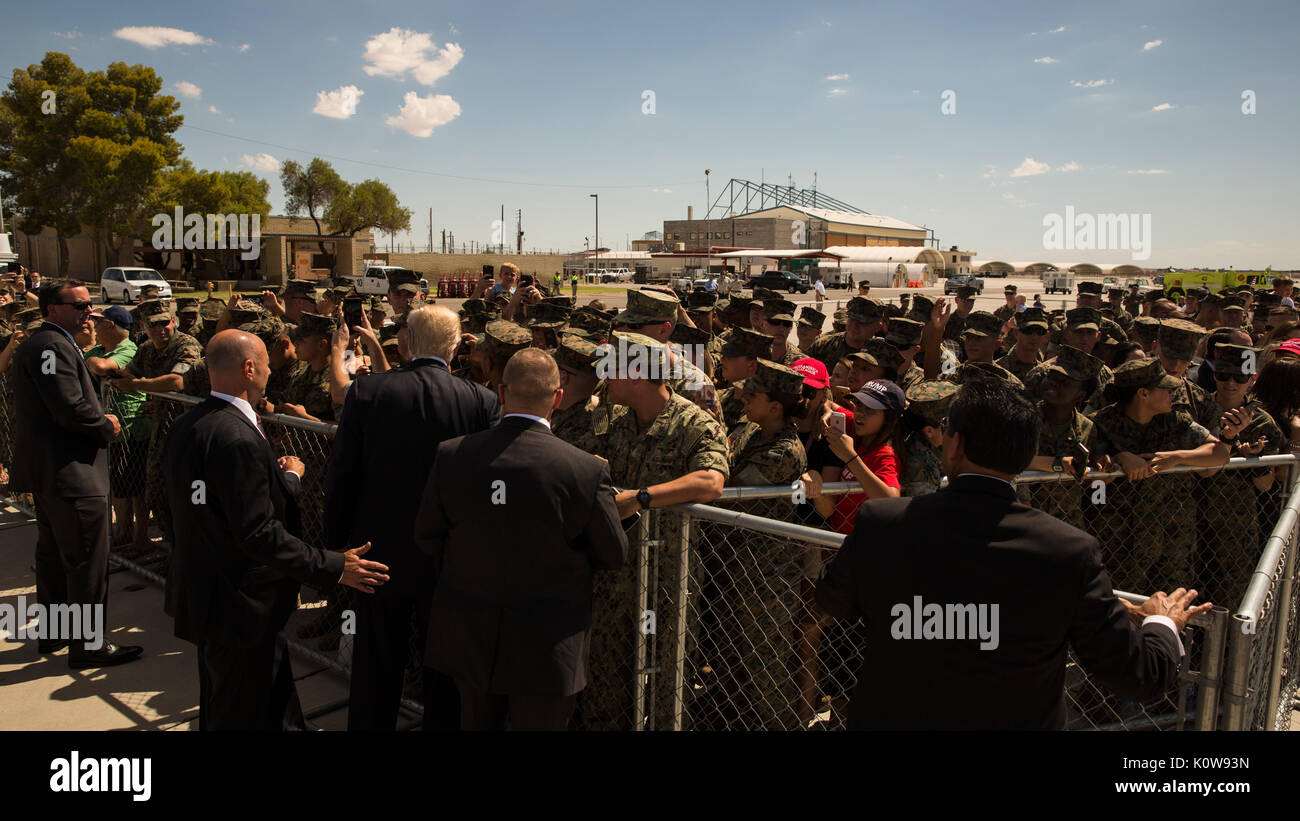 Stati Uniti Presidente Trump scuote la mano di U.S. Marines durante la sua visita a Marine Corps Air Station (ICM) Yuma, Ariz., 22 Agosto, 2017. Presidente Trump ha visitato gli ICM Yuma per interagire con Marines, i marinai e le loro famiglie sulla stazione. (U.S. Marine Corps foto scattata dal Lance Cpl. Christian Cachola) Foto Stock