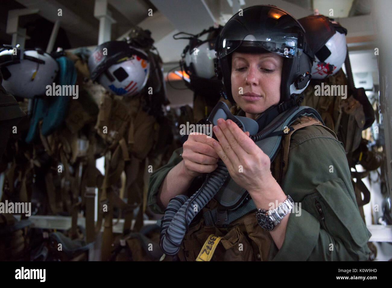 170813-N-TH560-043 CORAL SEA (Agosto 13, 2017) Capt. Kelsey Casey, da San Francisco, assegnato al "Tomcats" di attacco Marino Squadron (VMA) 311, si prepara per le operazioni di volo a bordo di un assalto anfibio nave USS Bonhomme Richard (LHD 6) durante un esercizio di certificazione (CERTEX). Bonhomme Richard, ammiraglia del Bonhomme Richard Expeditionary Strike gruppo, è il supporto di una CERTEX che valuterà il trentunesimo Marine Expeditionary Unit (MEU) sulla risposta in caso di crisi per le operazioni di un certo numero di potenziali sopravvenienze. CERTEX, che si svolge al largo della costa e all'interno dell'Australia Shoalwater Bay Traini Foto Stock