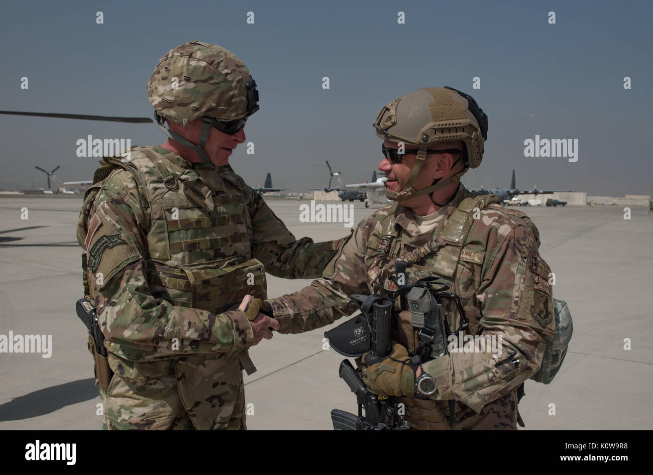 Stati Uniti Comando Esercito Sergente William F. Thetford, U.S. Comando centrale il senior leader arruolato, sinistra, saluta U.S. Air Force Chief Master Sgt. Shane R. Wagner arrivando a Hamid Karzai Aeroporto internazionale 15 agosto 2017, a Kabul, Afghanistan. Thetford ha visitato le adiacenti di funzionamento in avanti Oqab Base per esaminare i progressi della Afghan Air Force e il treno, consulenza, assistenza Command-Air. Wagner è il comando di Capo Comandante Sergente per TAAC-aria e il 438th Air Expeditionary ala. (U.S. Air Force photo by Staff Sgt. Alexander W. Riedel) Foto Stock