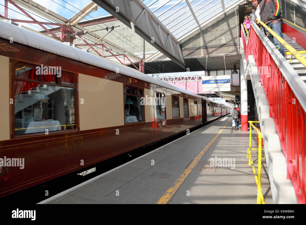 Un Pullman Carrello a piattaforma 5, Stazione di Crewe, attualmente (2017) una delle piattaforme utilizzate per la Vergine Costa Ovest i treni Foto Stock