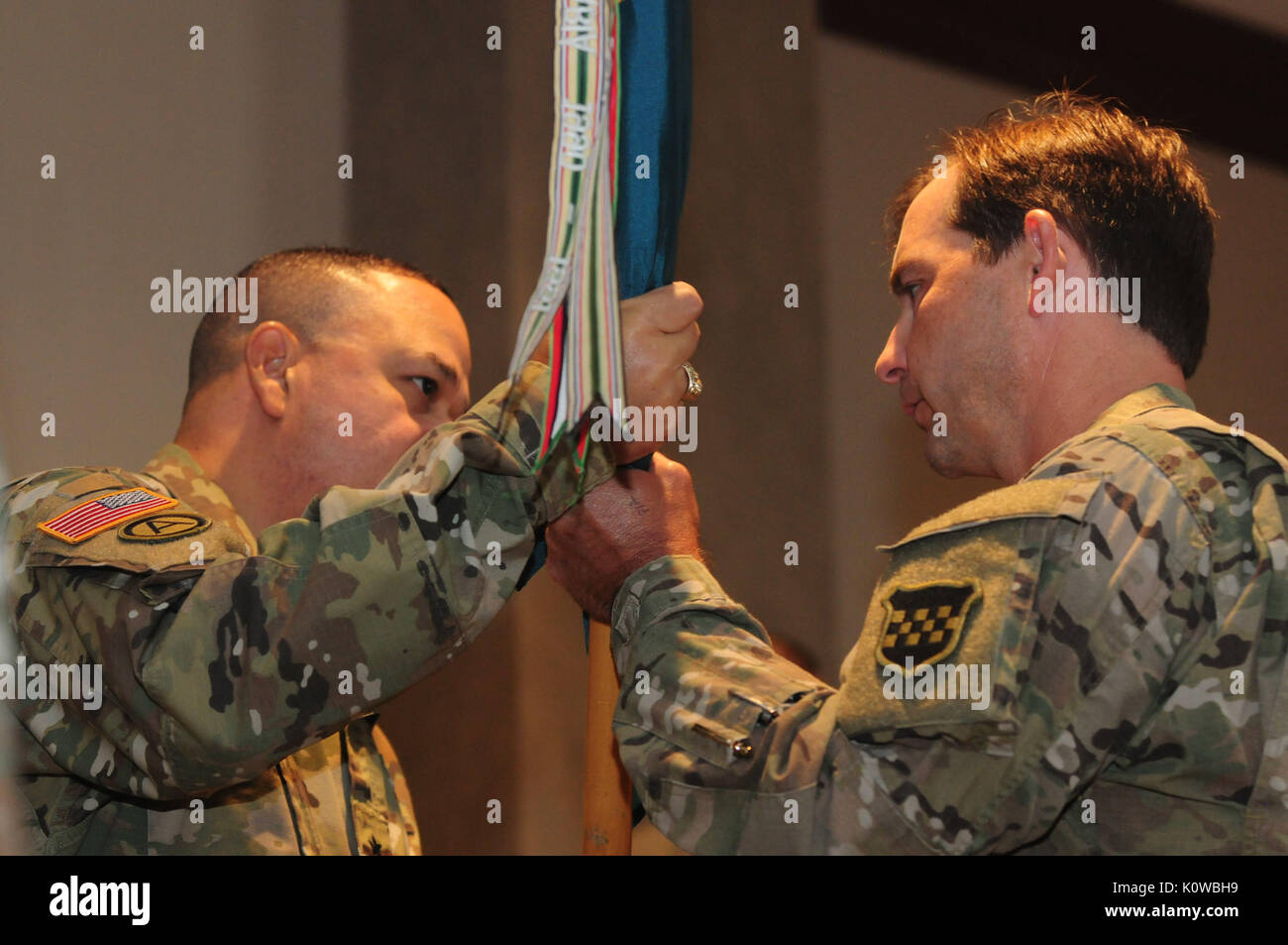 Gen. Jose R. Burgos passa il guidon di Lt. Col. David Mozley come egli assume il comando della 314premere il quartier generale di Camp, Birmingham, Al., 20 agosto 2017. Mozley ha portato numerosi comandi in passato ed è fiduciosa nella sua capacità di condurre e guida i soldati del 314th.(STATI UNITI Esercito foto di PFC. Jermaine Jackson) Foto Stock