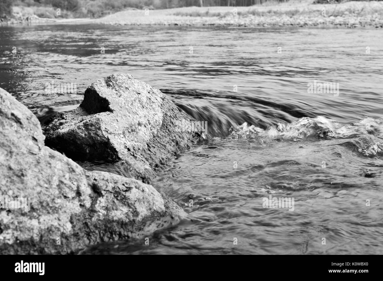 Una piccola cascata di roccia di fiume in bianco e nero Foto Stock