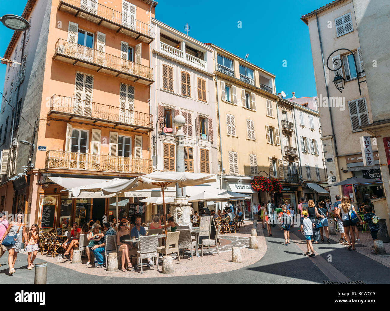 Corner Cafe nella vecchia città di Antibes, Francia Foto Stock