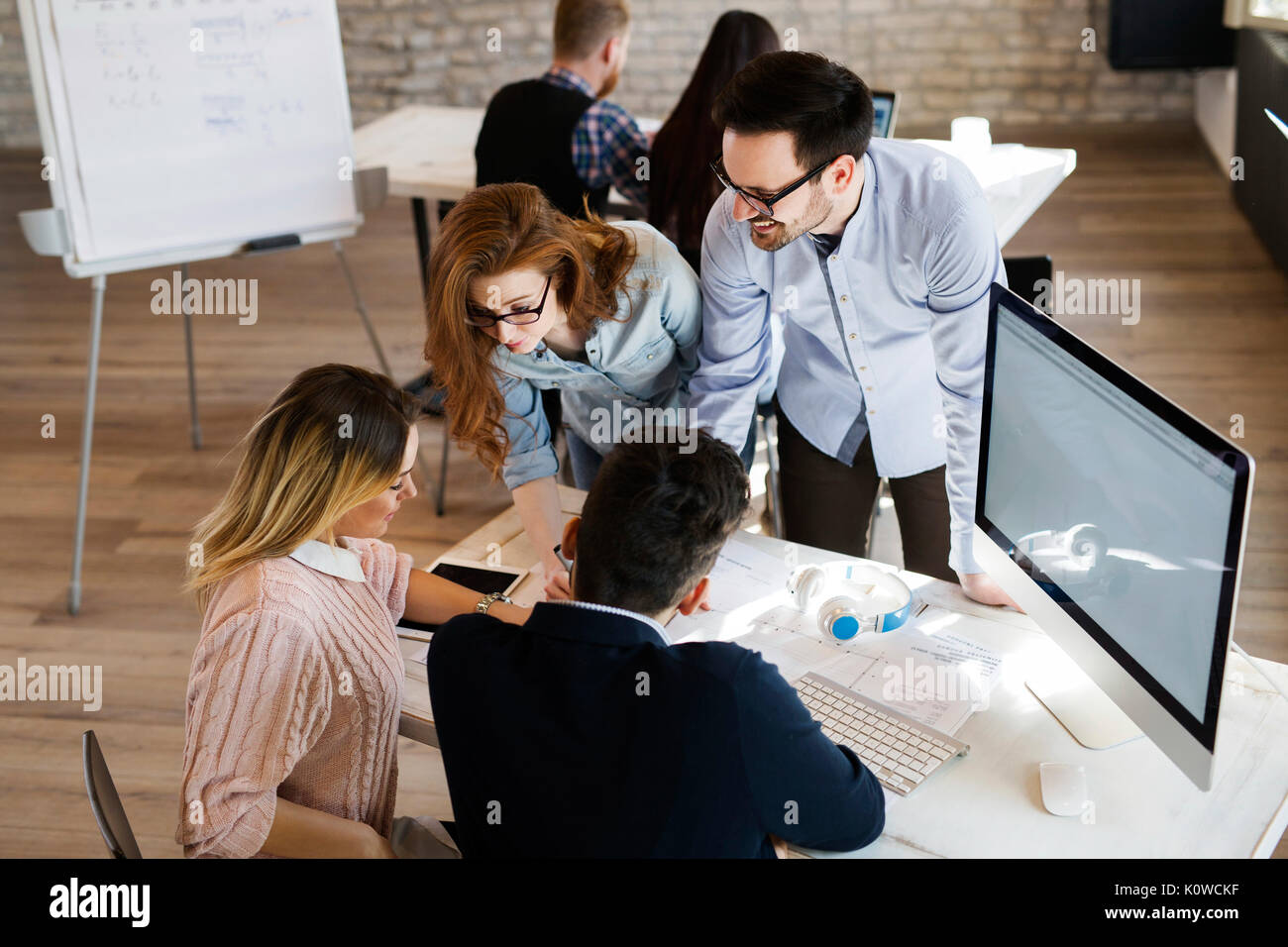 Un gruppo di giovani architetti in prospettiva di discutere in ufficio Foto Stock