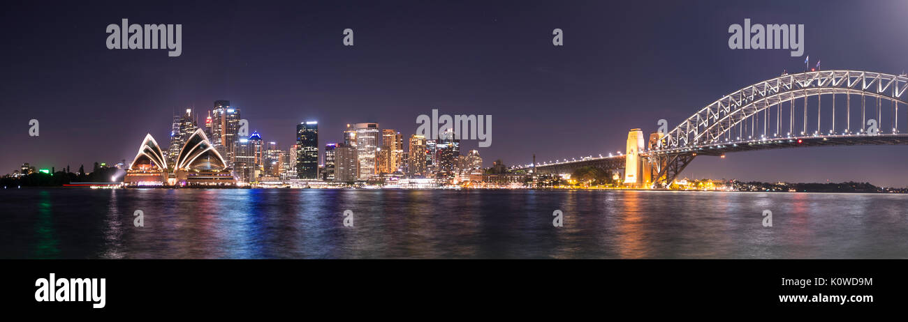 Il Circular Quay e le rocce di notte, skyline di Sydney Opera House, Harbour Bridge, il Quartiere Finanziario, il distretto bancario Foto Stock